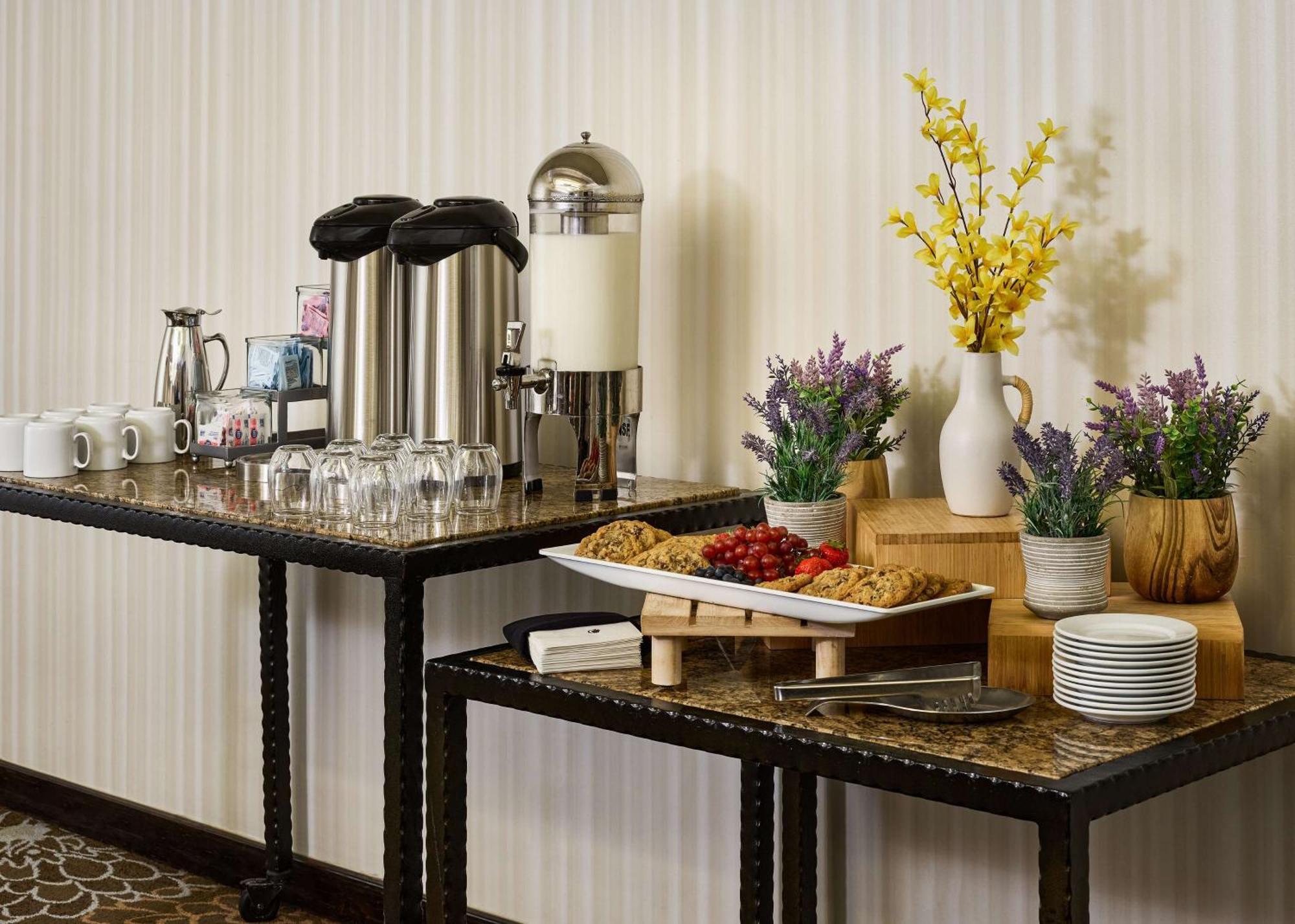 Отель Doubletree By Hilton Ontario Airport Экстерьер фото